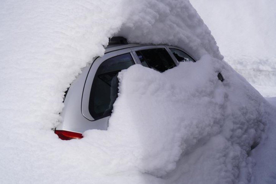 Heavy snow and strong winds create whiteout conditions across Midwest communities during severe US blizzard warning.