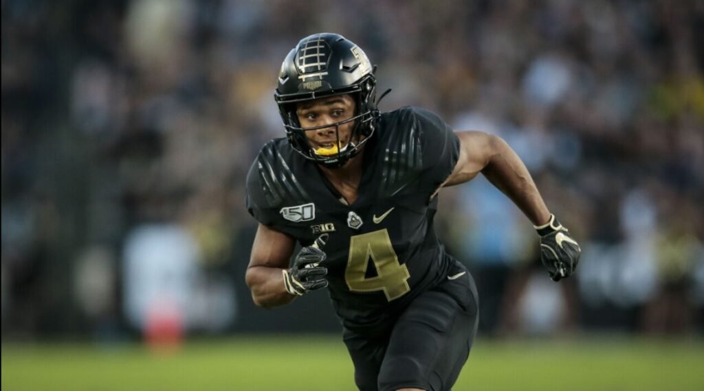 rondale moore preparing for a play as an nfl wide receiver in competitive action