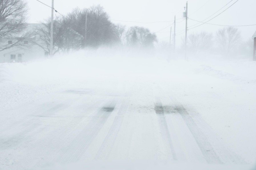 Snow-covered power lines damaged during US blizzard increase power outage risks across storm-hit states.